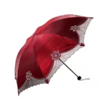 Parapluie rouge de luxe avec motifs floraux et bordure élégante, accessoire chic pour allier style et protection sous la pluie.