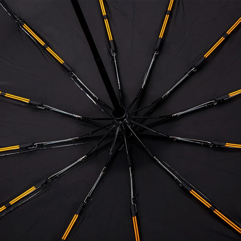 Parapluie de luxe noir avec baleines métalliques et accents jaunes, offrant un design premium et une protection optimale contre la pluie.