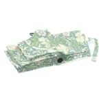 Parapluie femme anti-UV plié, motif floral vert et crème, élégant et pratique pour se protéger de la pluie et du soleil.