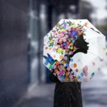 Parapluie femme aux motifs floraux et colorés, idéal pour un look élégant et original sous la pluie, issu de la collection [Collection].