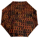 Parapluie femme glamour au design élégant avec motifs dorés ondulés sur fond noir, parfait pour un style chic et sophistiqué.