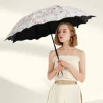 Parapluie pliable femme motifs floraux rouges, accessoire élégant et pratique pour la pluie, parfait pour allier style et utilité.