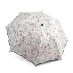 Parapluie pliable femme motif floral rouge sur fond blanc, pratique et élégant pour une protection stylée contre la pluie.