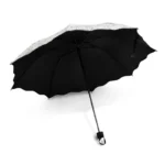 Parapluie femme pliable élégant avec toile noire décorée d'un motif raffiné, parfait pour rester chic tout en étant protégée.