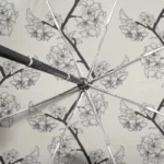Parapluie femme résistant avec motif floral élégant, branches fleuries sur fond beige, parfait pour toutes les saisons.