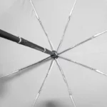 Parapluie femme romantique ouvert, structure en métal solide et tissu gris imperméable, design chic et élégant [Collection]