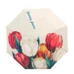 Parapluie femme motif tulipes rouges, blanches, jaunes sur fond crème, élégant accessoire pour allier style et praticité sous la pluie.
