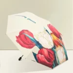 Parapluie femme tulipe élégant avec motifs de fleurs rouges et blanches, accessoire chic et pratique pour rester au sec avec style.