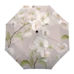 Parapluie fleuri élégant avec motif floral beige, fleurs blanches et feuilles vertes, idéal pour un style chic et intemporel.