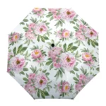 Parapluie à motif floral avec grandes fleurs roses sur fond blanc, alliant protection contre la pluie et élégance intemporelle.