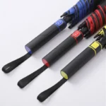 Parapluie golf résistant coloré, design élégant en bleu, rouge et jaune, idéal pour une protection optimale contre la pluie.