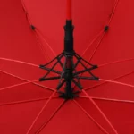 Parapluie golf résistant avec armature métal noir et rayons rouges, tissu rouge élégant, design robuste idéal contre la pluie.