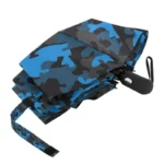 Parapluie homme camouflage pliant bleu et noir, design élégant, poignée ergonomique, parfait pour style et protection pluie.