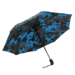 Parapluie homme camouflage noir et bleu, ouvert, design moderne et robuste, idéal pour une protection stylée contre la pluie.