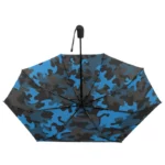 Parapluie homme camouflage bleu et noir, pliable, robuste et moderne, idéal pour se protéger de la pluie avec style.