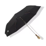 Parapluie homme élégant noir avec poignée dorée et finitions bois, accessoire chic et pratique pour rester au sec avec style.