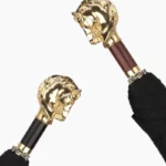 Parapluies homme élégants avec poignées dorées tête de cheval et manches en bois, design raffiné, présentés sur fond blanc.