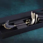 Parapluie homme luxe avec manche tête de cheval en bois, présenté dans un écrin noir, accessoire chic et élégant contre la pluie.