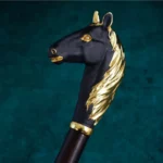 Parapluie homme luxe avec poignée tête de cheval dorée, détail élégant sur fond turquoise, accessoire haut de gamme.