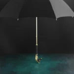 Parapluie homme luxe noir avec manche en or, design moderne et raffiné, idéal pour une allure sophistiquée.