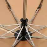 Parapluie homme robuste avec structure métallique solide, mât central résistant et toile bronze élégante, idéal par tous les temps.