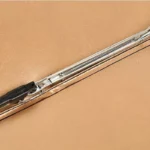 Parapluie homme robuste avec tige en métal, poignée en plastique et tissu beige, idéal pour un style élégant et résistant.