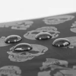Parapluie homme robuste avec motifs crânes, résistant à l'eau, alliant style unique et protection efficace contre la pluie.