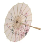 Parapluie japonais élégant au motif floral de fleurs de cerisier sur fond crème, avec structure artisanale en bois raffiné.
