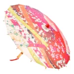 Parapluie japonais féminin avec motifs floraux et rayures vives, élégant et coloré, idéal pour allier protection et style.