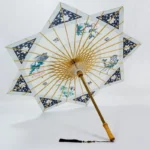 Parapluie japonais octogonal avec structure bambou et motif floral, design élégant parfait contre la pluie et le soleil.