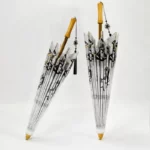 Parapluies japonais octogonaux avec motifs noirs et dorés, poignées en bois, design élégant idéal pour un style raffiné.