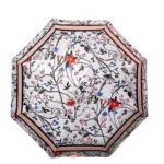 Parapluie luxe floral octogonal avec motifs colorés, bordures noires et roses, idéal pour allier élégance et fonctionnalité.