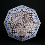Parapluie luxe octogonal avec motif léopard artistique, fleurs violettes et fond clair, résistant et élégant, [Collection].