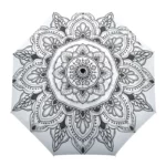 Parapluie blanc motif mandala noir, détails floraux et géométriques symétriques, chic et pratique pour un style artistique sous la pluie.