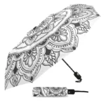 Parapluie pliable élégant noir et blanc avec motif mandala, housse assortie incluse. Pratique et chic pour affronter la pluie.