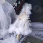 Parapluie mariage plumes blanches, accessoire chic et romantique, idéal pour cérémonies élégantes et shootings photo raffinés.