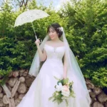 Un magnifique petit parapluie blanc de mariage en dantelle qu relève votre belle tenue de mariage.