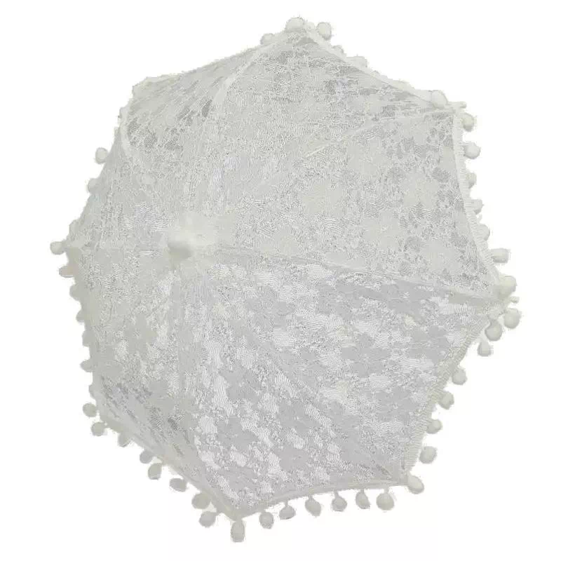 Joli petit parapluie blanc de mariage en dantelle.