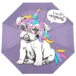 Parapluie original avec illustration d'un chien mignon, lunettes, crinière colorée, fond violet et texte I am so magical.