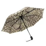 Parapluie motif léopard élégant, ouvert, tons neutres, accessoire chic pour la pluie et la mode, parfait pour un look unique.
