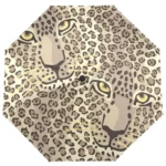 Parapluie original motif léopard beige marron, détails réalistes fourrure et grands yeux jaunes, accessoire tendance et unique.