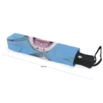 Parapluie compact 28 cm design requin 3D sur fond bleu, accessoire original et pratique pour affronter la pluie avec style.