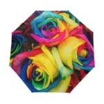 Parapluie pliable élégant avec motif de roses multicolores sur fond noir, parfait pour rester stylé tout en se protégeant de la pluie.