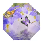 Parapluie avec motifs de papillons colorés et fleurs violettes, chic et artistique, idéal pour un style élégant sous la pluie.