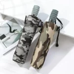 Parapluies pliants camouflage beige et gris, design élégant, protection compacte et pratique contre la pluie, photo sur fond blanc.