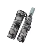 Parapluie pliant camouflage gris avec étui assorti, compact et pratique pour se protéger de la pluie avec style.