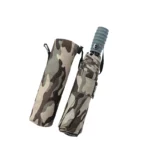Parapluie pliant camouflage tendance avec housse assortie, pratique et compact pour affronter la pluie avec style.