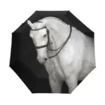 Parapluie pliant élégant avec motif de cheval blanc, parfait pour les passionnés d'équitation et les amateurs de design sophistiqué.