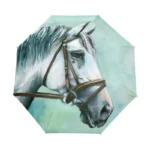 Parapluie pliant artistique cheval gris avec bride sur fond turquoise, accessoire élégant et pratique pour tous les temps.