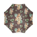 Parapluie pliant girafe avec motifs colorés girafes et cœurs verts sur fond marron, accessoire ludique parfait pour la pluie.